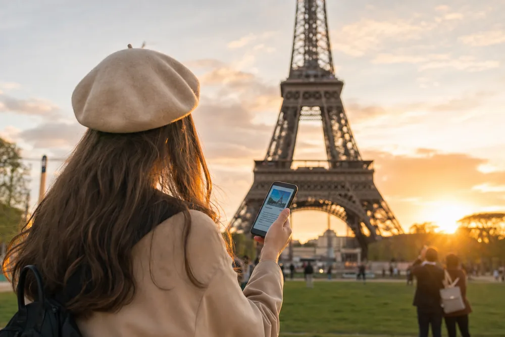 Traveler discovering the Eiffel Tower in Paris