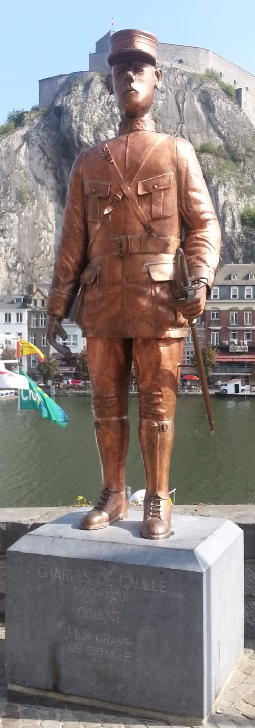 Charles de Gaulle Bridge (Statue de Charles-de-Gaulle) in Dinant, Station 1 auf dem Stadtrundgang auf eigene Faust
