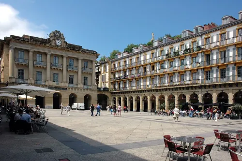 宪法广场 (Plaza de la Constitución)，位于 圣塞瓦斯蒂安，自助步行游的第 6 个景点