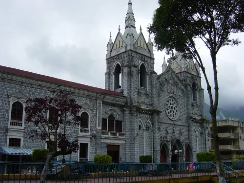 Santuario de Nuestra Señora del Rosario de Agua Santa a Baños, tappa 1 della visita a piedi autoguidata