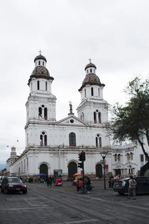 Iglesia de Santo Domingo en Cuenca, Ecuador, parada 3 de la visita a pie autoguiada