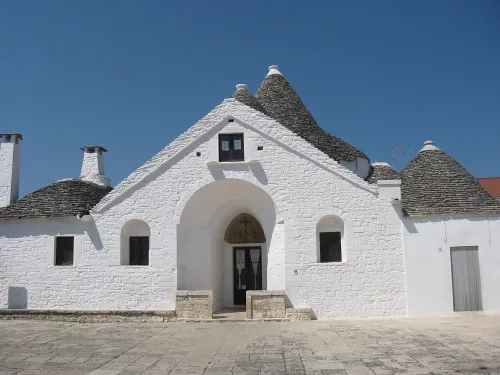 Trullo Sovrano in Alberobello, stop 1 on the self-guided walking tour