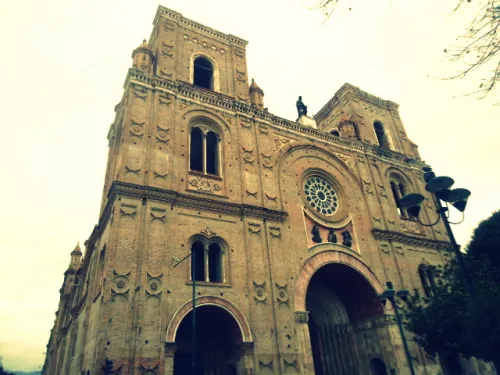 Catedral de la Inmaculada Concepción en Cuenca, Ecuador, parada 2 de la visita a pie autoguiada