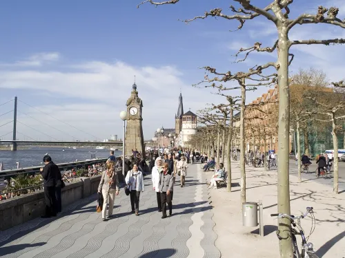 Rheinuferpromenade in Düsseldorf, Station 5 auf dem selbstgeführten Stadtrundgang
