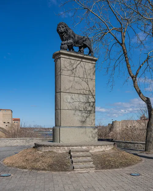 Swedish Lion Monument in Narva, stop 3 on the self-guided walking tour