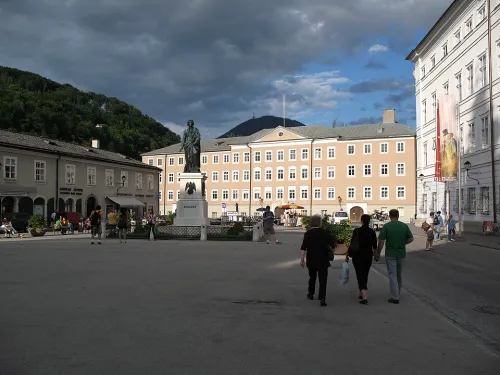 Mozartplatz em Salzburgo, paragem 3 do passeio a pé autoguiado