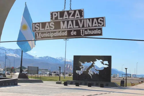 Plaza Islas Malvinas en Ushuaia, parada 1 de la visita a pie autoguiada