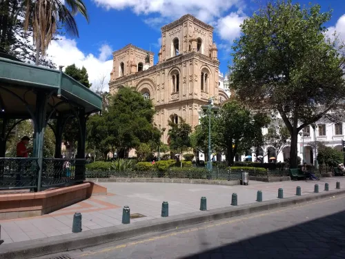 Parque Calderón en Cuenca, Ecuador, parada 1 de la visita a pie autoguiada