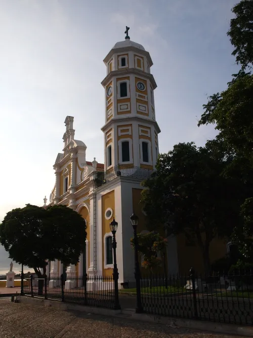 Cattedrale di San Tommaso (Catedral Metropolitana) a Ciudad Bolívar, tappa 2 della visita a piedi autoguidata
