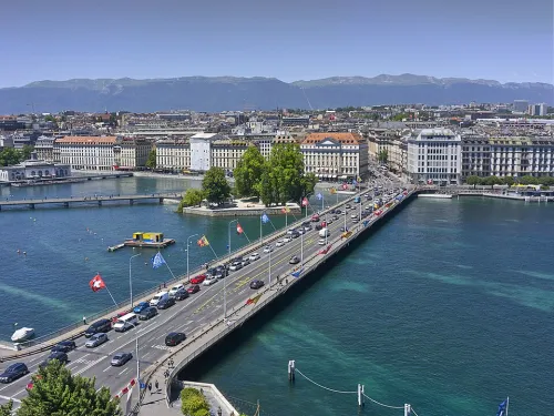 Mont Blanc Brücke (Pont du Mont-Blanc) in Genf, Station 9 auf dem Stadtrundgang auf eigene Faust