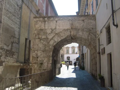 Arco di Druso e Germanico in Spoleto, stop 2 on the self-guided walking tour