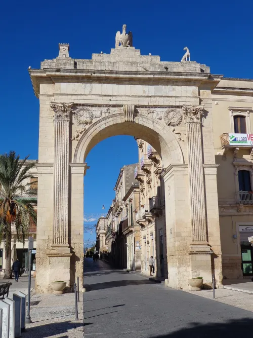 Porta Reale in Noto, stop 1 on the self-guided walking tour
