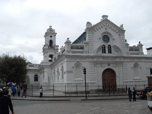 Catedral Vieja (El Sagrario) en Cuenca, Ecuador, parada 12 de la visita a pie autoguiada