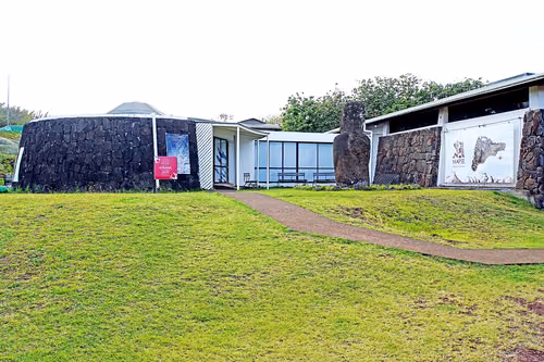 Pater Sebastian Englert Anthropologisches Museum (Museo Antropológico Padre Sebastián Englert) in Hanga Roa, Station 2 auf dem Stadtrundgang auf eigene Faust