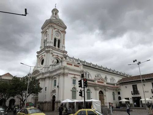 Iglesia y Convento de San Francisco en Cuenca, Ecuador, parada 4 de la visita a pie autoguiada