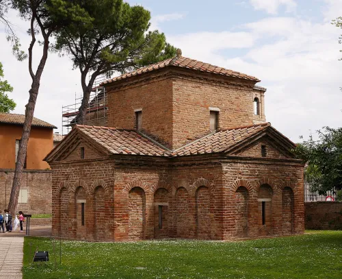 Mausoleo di Galla Placidia in Ravenna, stop 3 on the self-guided walking tour