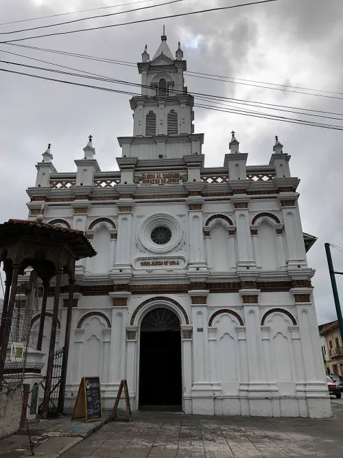 Iglesia de Todos Santos en Cuenca, Ecuador, parada 7 de la visita a pie autoguiada