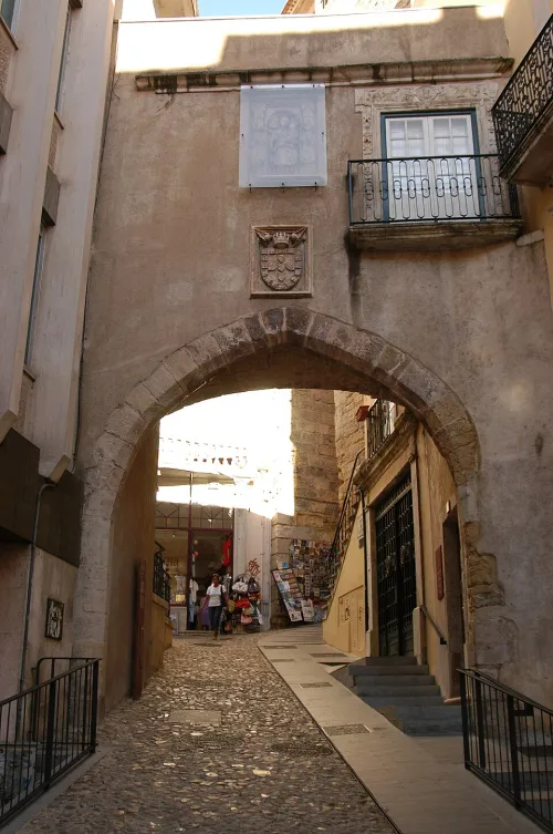 Arco de Almedina i Coimbra, stopp 6 på den självguidade promenadturen