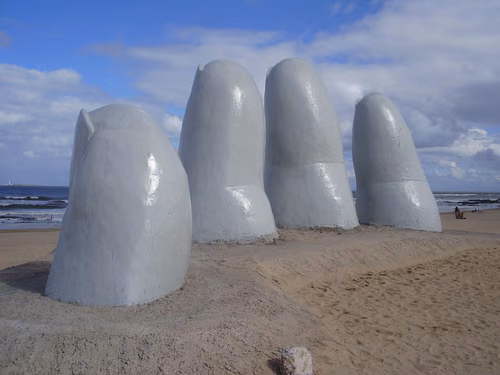 La Mano a Punta del Este, tappa 1 della visita a piedi autoguidata