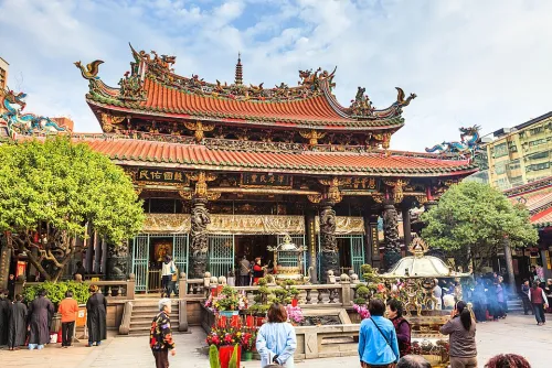 Tempio Lungshan di Manka (艋舺龍山寺) a Taipei, tappa 1 della visita a piedi autoguidata