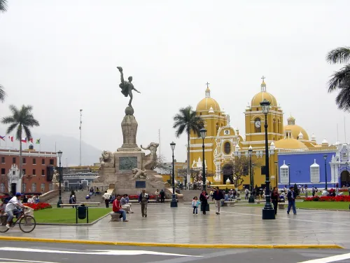 Plaza de Armas de Trujillo in Trujillo, Station 1 auf dem Stadtrundgang auf eigene Faust