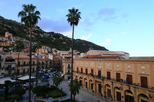 Piazza Vittorio Emanuele in Monreale, stop 1 on the self-guided walking tour