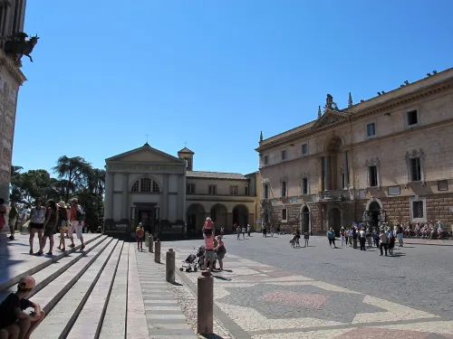 Piazza del Duomo in Orvieto, stop 3 on the self-guided walking tour
