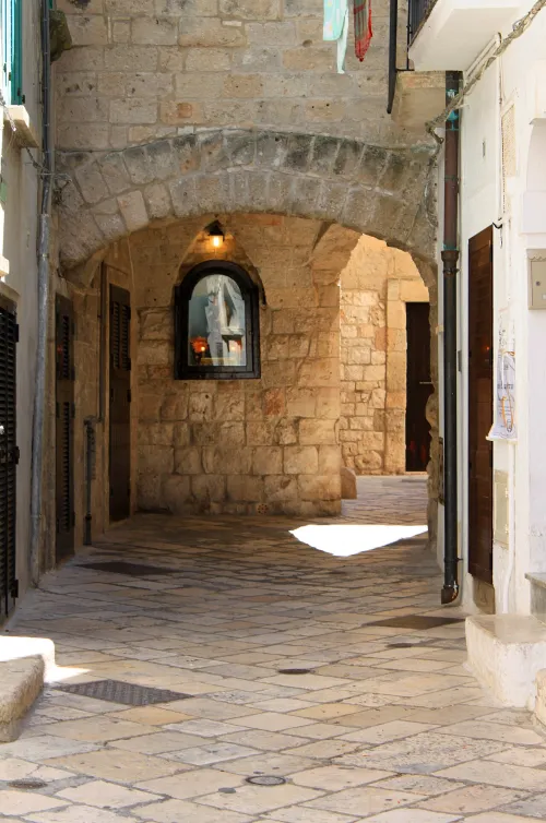 Vicolo della Poesia in Polignano A Mare, stop 5 on the self-guided walking tour